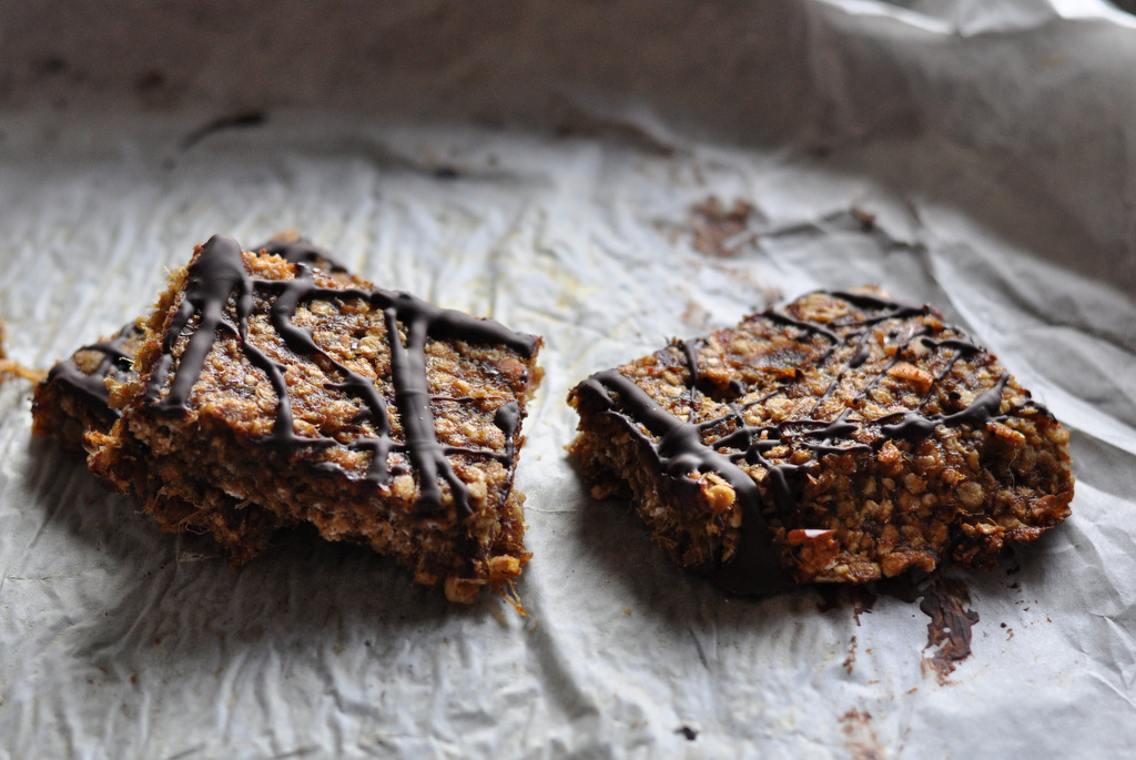 oat squares made with dates and oats
